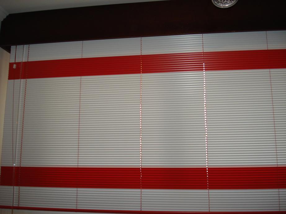 Persiana horizontal com bando em madeira reto